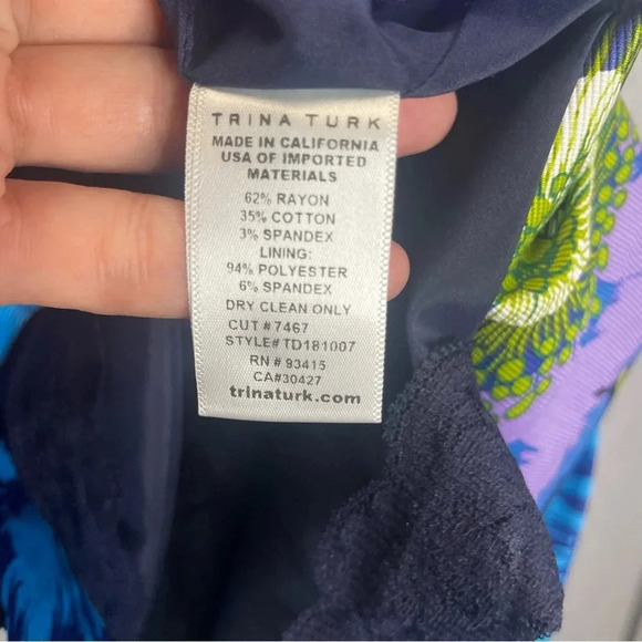 Trina Turk Colorful Bold Dark Floral Ruffled Hem Panel V Neck Shift Dress - Picture 4 of 5